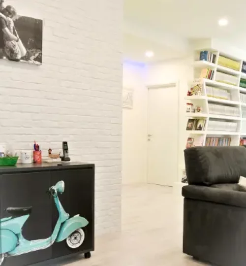 Living con divano e parete in mattoni design moderno Roma