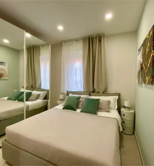 Camera moderna matrimoniale con specchio a Roma