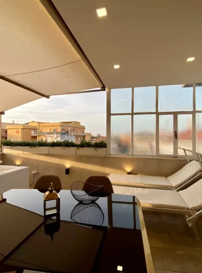 Terrazzo arredato moderno con lettini a Roma